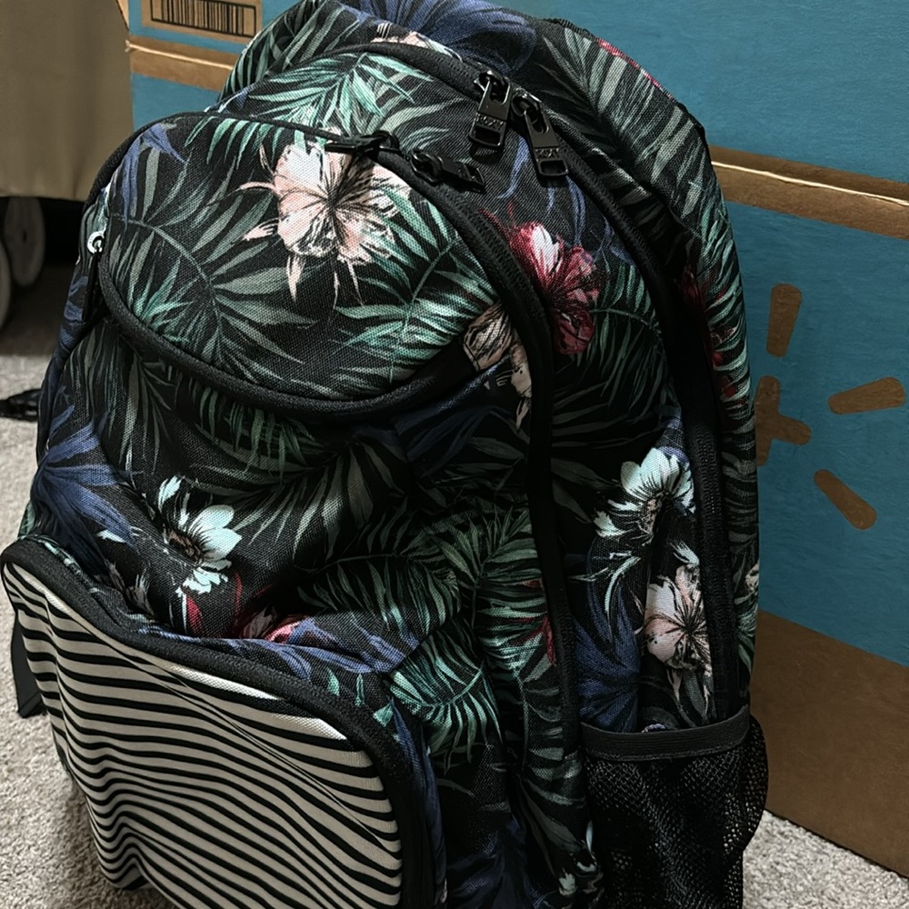 BNWT Roxy back pack - Picture 5 of 8